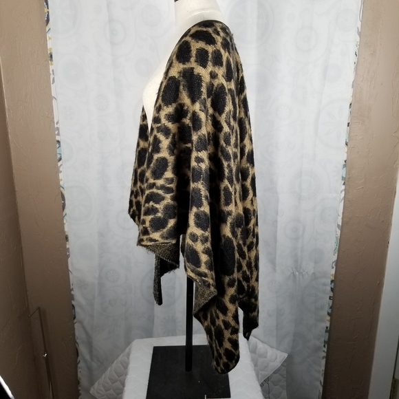 BCBGMAXAZRIA leopard print shawl wrap Sz S/M EUC - Picture 4 of 15